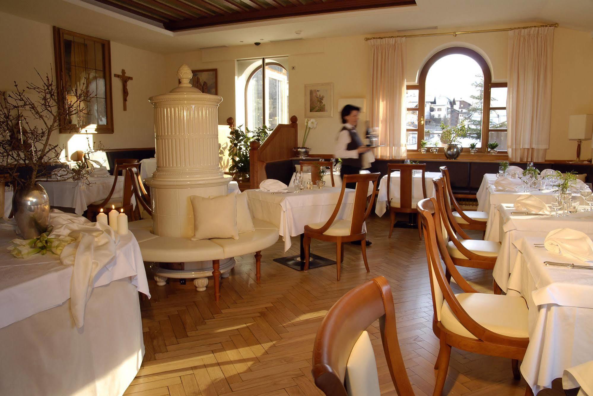 Romantik Hotel Post Nova Levante Restoran gambar